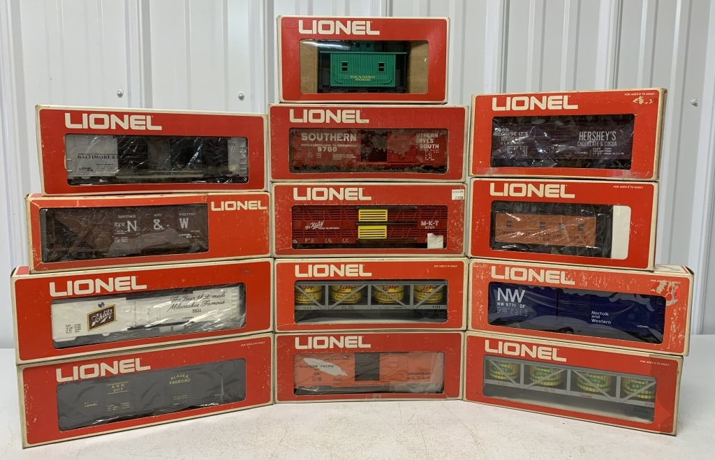 13 Lionel Trains boxcar, caboose, cattlecar (1 of 5)