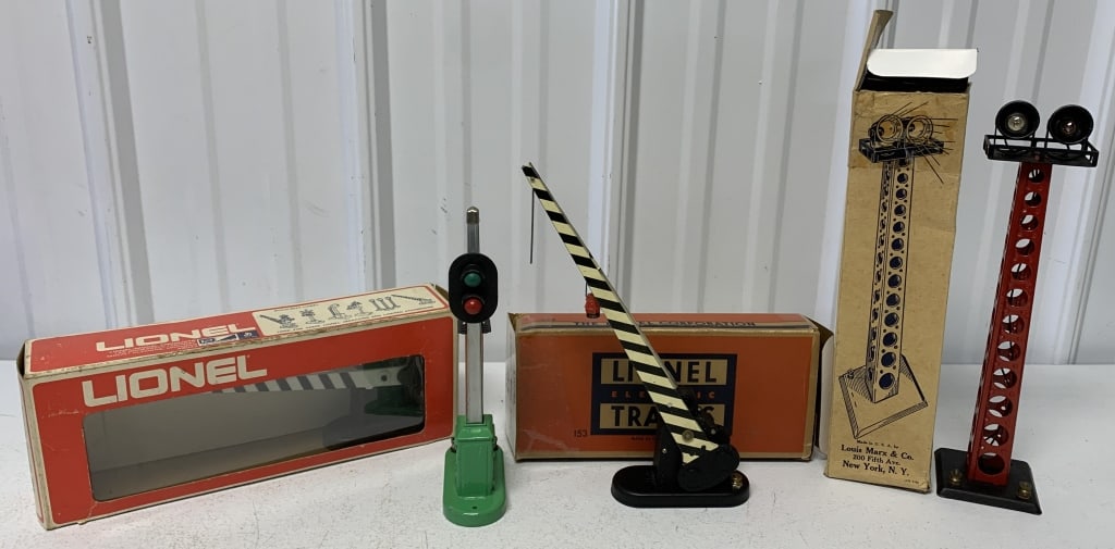 4 Lionel and Marx train set accessories (1 of 8)