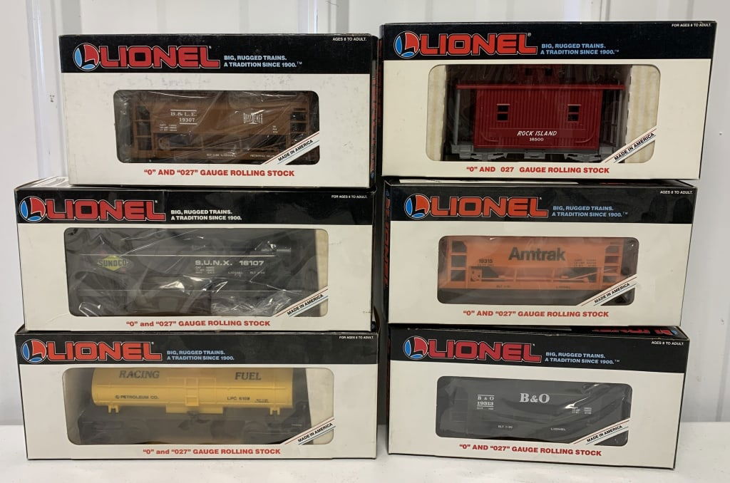 6 pc Lionel Cars and Caboose (1 of 4)