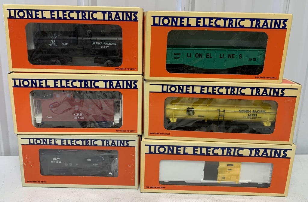 6 pc Lionel Cars and Caboose (1 of 4)