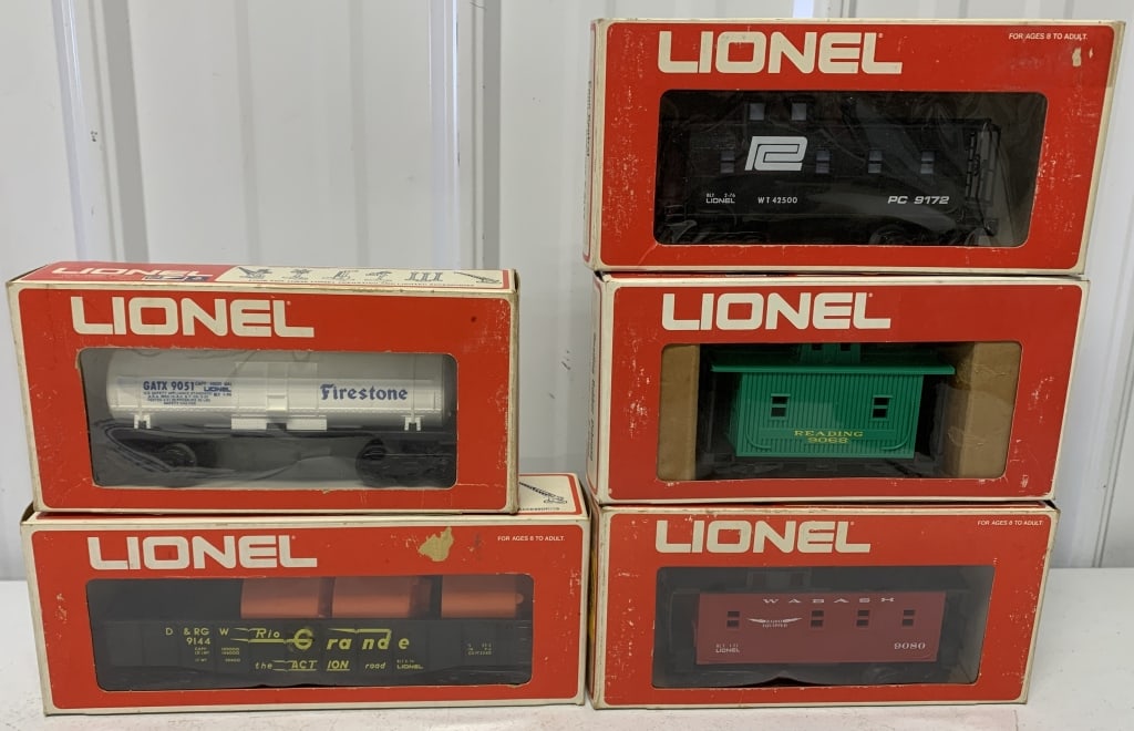 5 Lionel Cabooses and Cars (1 of 4)