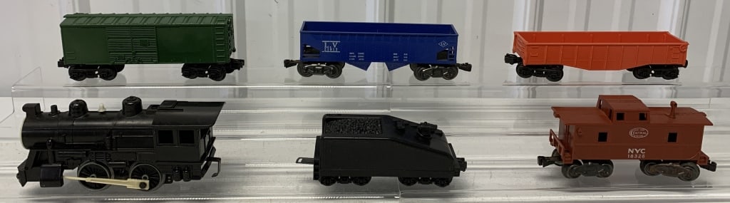Lionel Engine and 5 cars: O gauge; shows wear