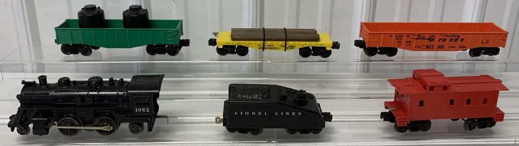 Lionel 1062 Engine + 5 cars: O gauge; shows wear