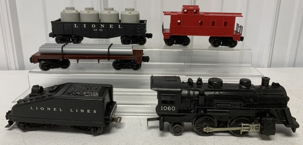 Lionel 1060 Engine + 4 cars: O27 gauge, shows wear