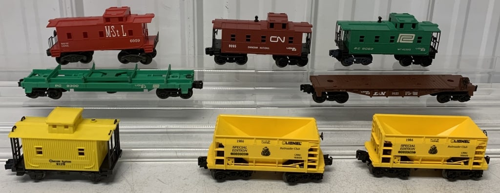 8 loose Lionel Cabooses and Cars (1 of 5)