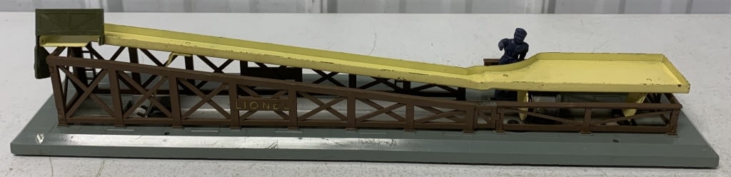 Lionel Trains Barrel Loader (1 of 4)