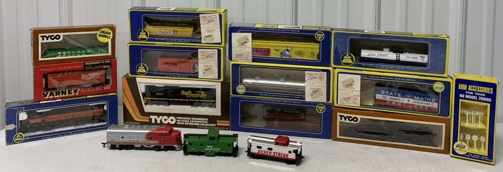 16 HO scale train engines, cars and accessories (1 of 7)