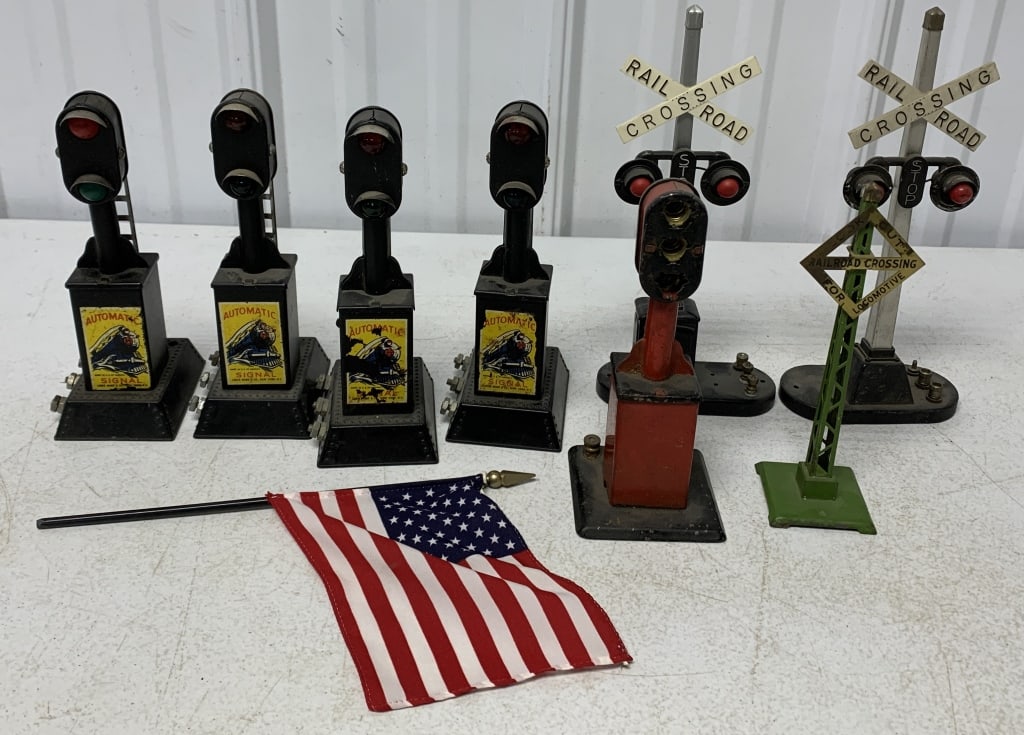8 Lionel & Marx signals + 50 star flag (1 of 8)