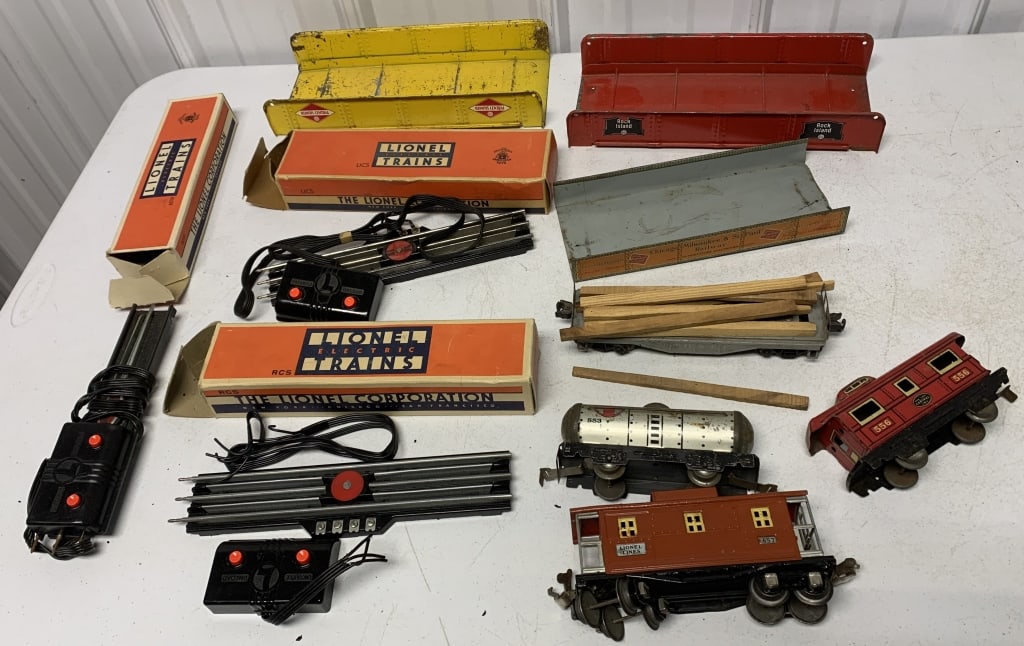 Train cars, bridges & remote control track sets (1 of 7)