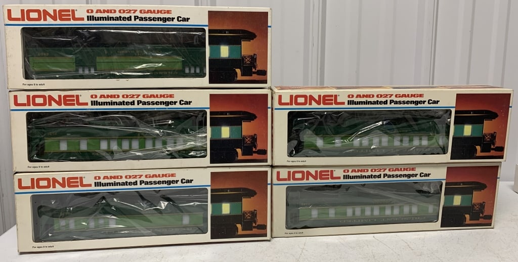5 Lionel Crescent Limited Southern train cars: O and O27 gauge; Stonewall Jackson and Beauregard passenger cars, Robert Lee Observation Car, Andrew Pickens Combo car and Joel Chandler Harris Baggage car; boxes show wear and some damage