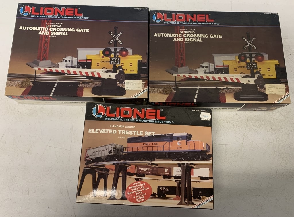 Lionel Elevated Trestle set and Crossing Gates (1 of 6)