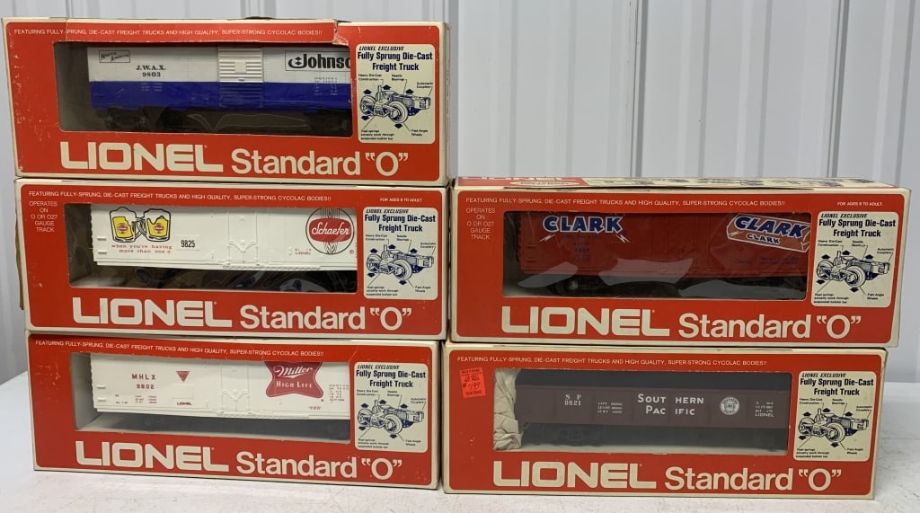 5 Lionel train cars in boxes (1 of 5)