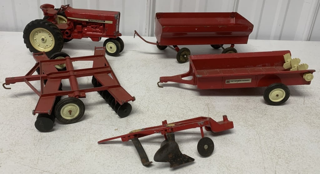 Ertl International Tractor and farm implements (1 of 11)