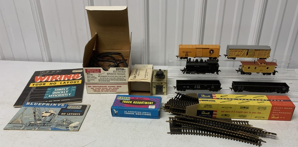 HO train, track, controllers, booklets, etc., (1 of 6)