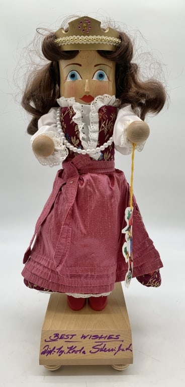 Steinbach Queen Nutcracker (1 of 4)