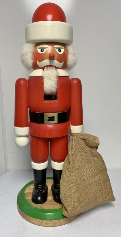 Junghanel Santa Nutcracker (1 of 4)