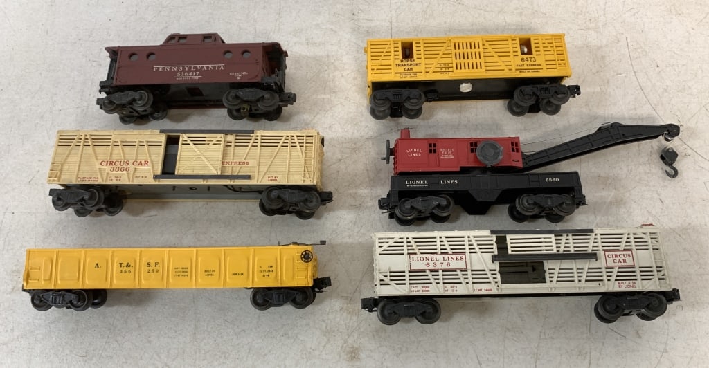 lot of 6 Plastic Lionel Train Cars (1 of 6)