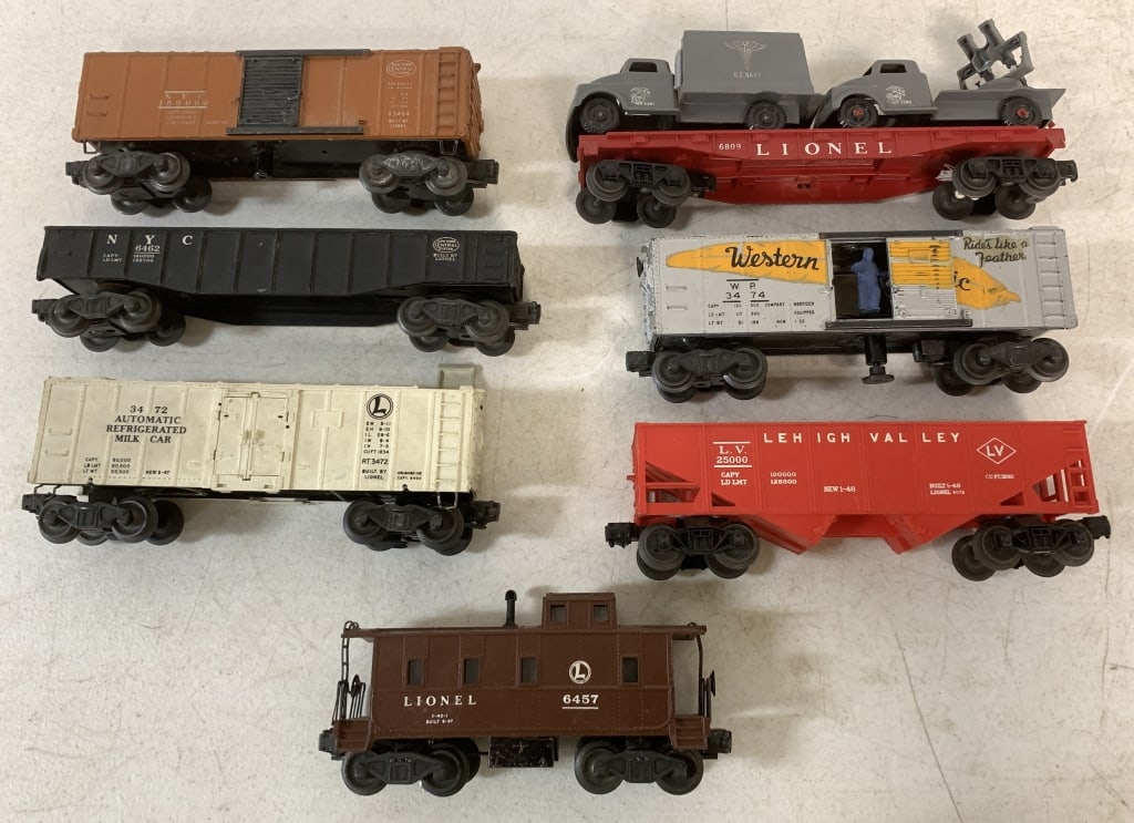 lot of 7 Lionel Train Cars (1 of 8)