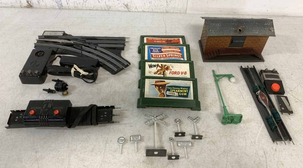 7 pcs- Lionel Accessories & JK Co. Tin Shed (1 of 7)
