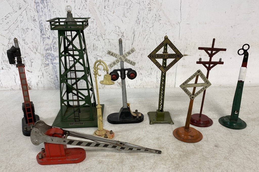 9 Lionel Pcs-Crossing Gates, Signals, Beacon (1 of 5)