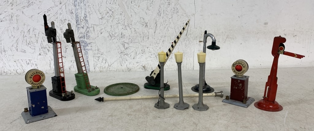 11 Lionel pcs- Lamp Posts, Signals, Gate others (1 of 4)