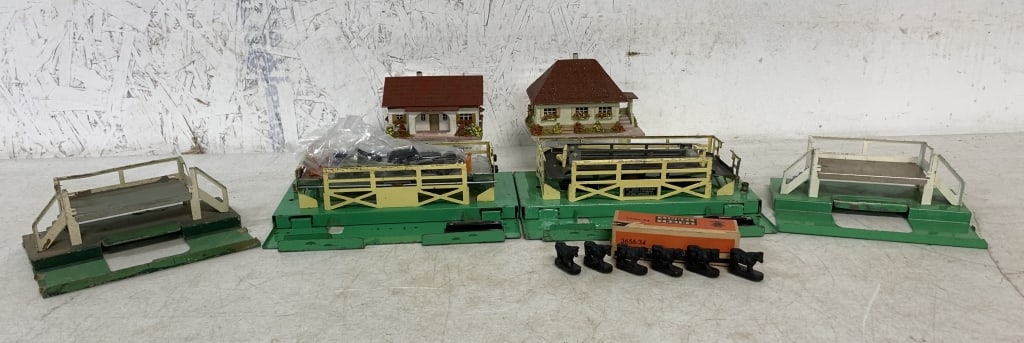 7 Lionel pcs- Milk Car Platform, Stockyard house (1 of 4)