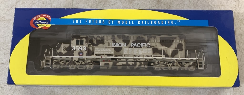 Athearn Union Pacific Desert Victory Engine (1 of 2)