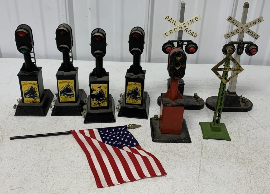 8 Lionel & Marx signals + 50 star flag (1 of 8)