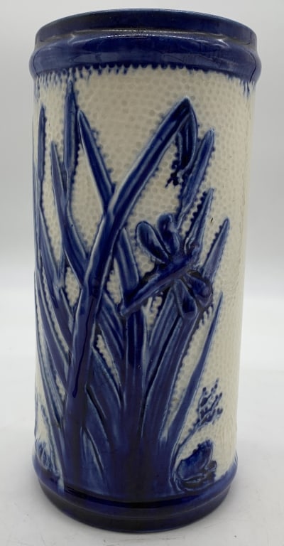 Old Sleepy Eye cat tails and drangonfly vase (1 of 6)