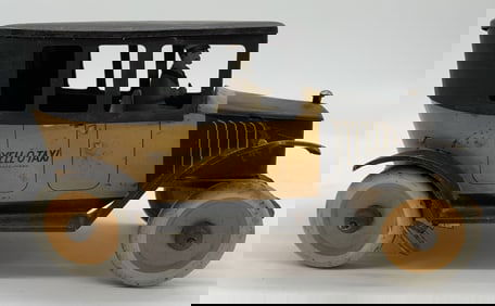 Strauss Yell-O-Taxi tin wind-up car