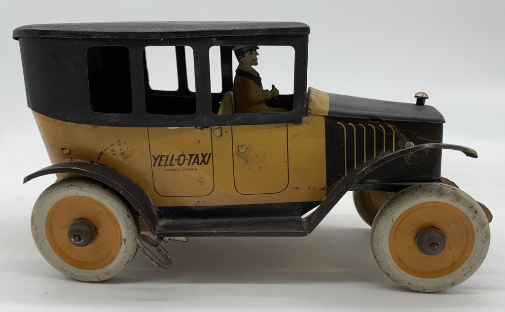 Strauss Yell-O-Taxi tin wind-up car (1 of 6)