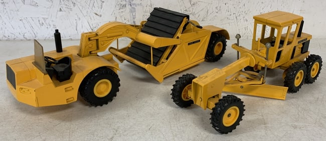 lot of 2 John Deere Construction Toys
