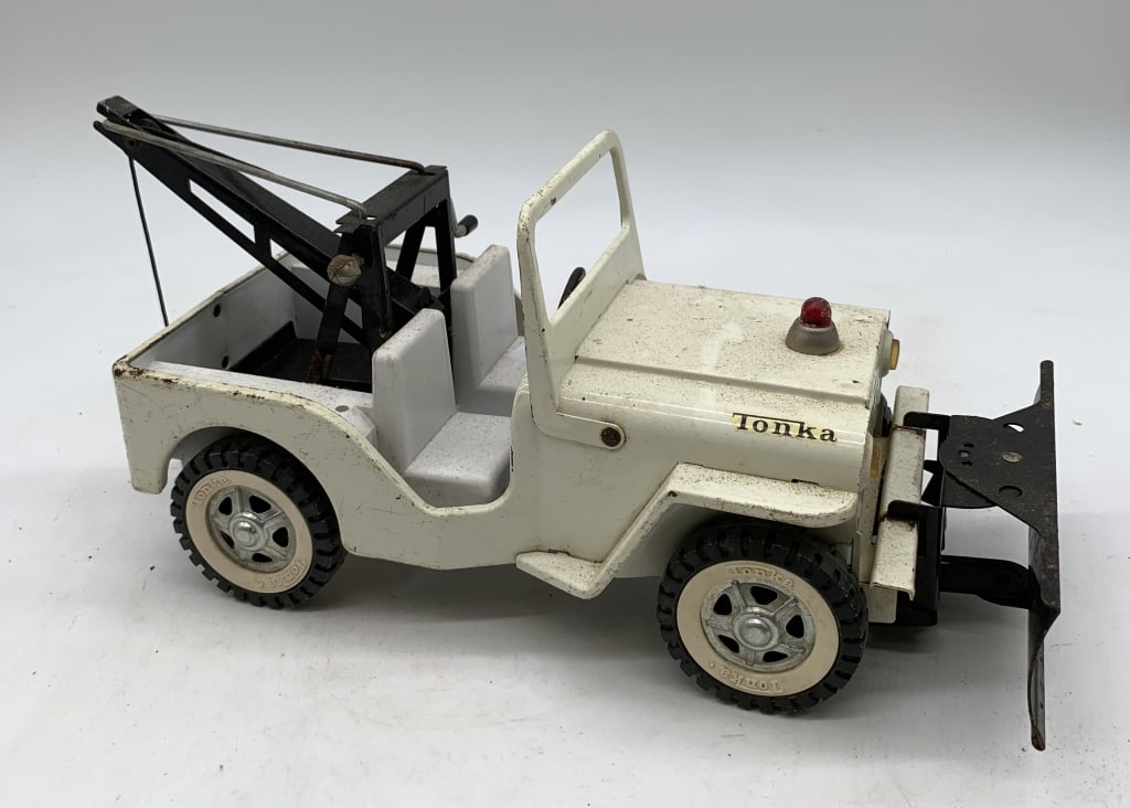 Tonka Jeep Wrecker with plow: has scratches and paint loss with some rust