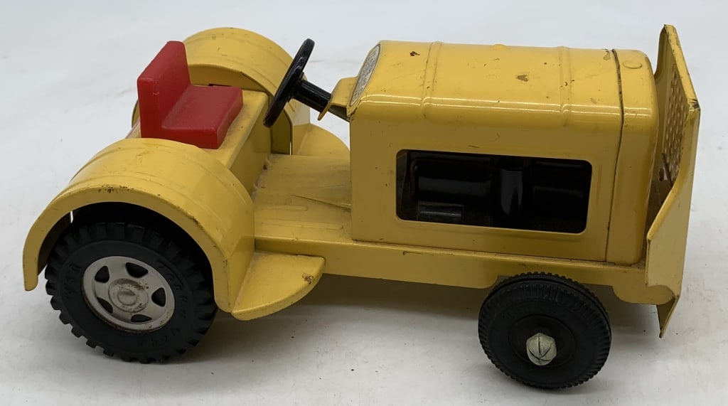 Tonka Tractor: has wear w/ scratches