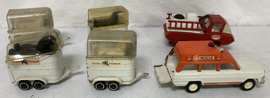 Tonka Ambulance, Pumper and 4 Horse Trailers (1 of 12)