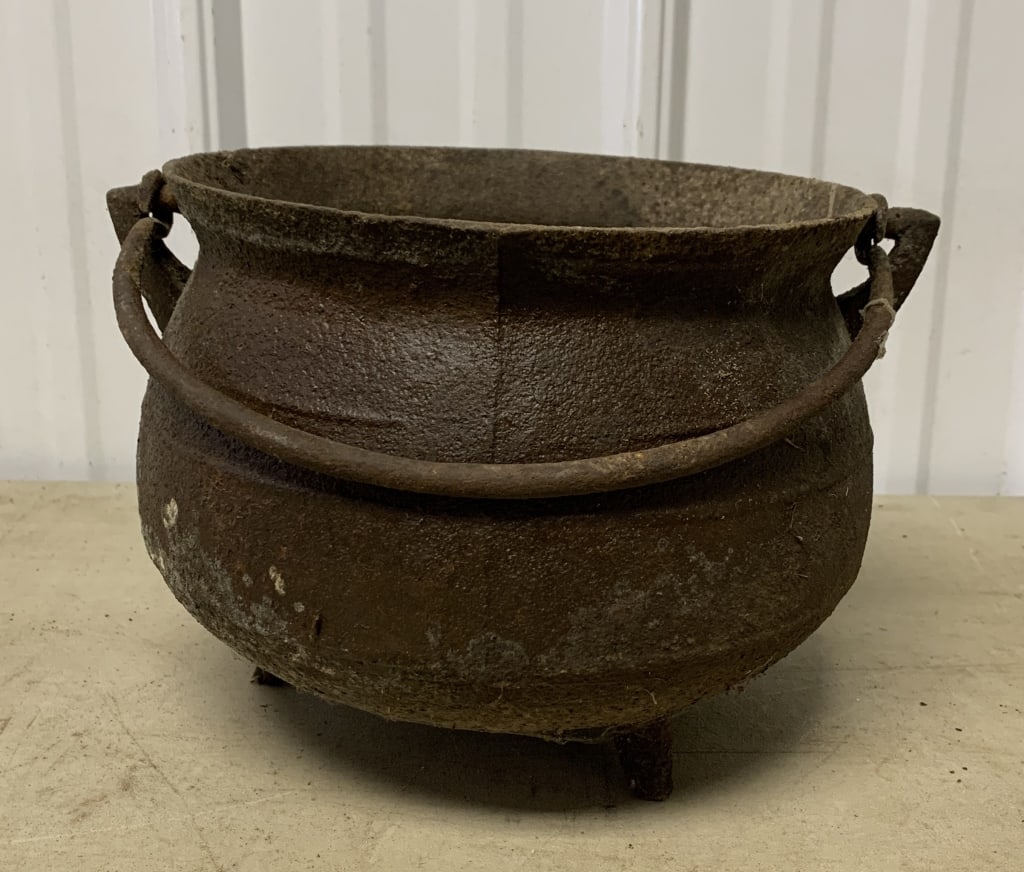 small cast iron three legged pot (1 of 6)