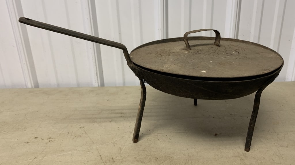 W. Foster hand made spider frying pan w/lid: heavily rusted and pitted