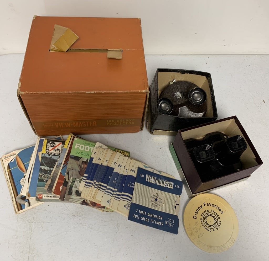 Viewmaster viewer and disc lot (1 of 4)