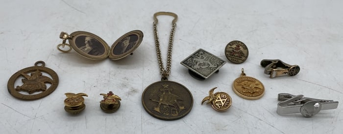 10+ Anheuser Busch pcs-tie tac, pins, pendants