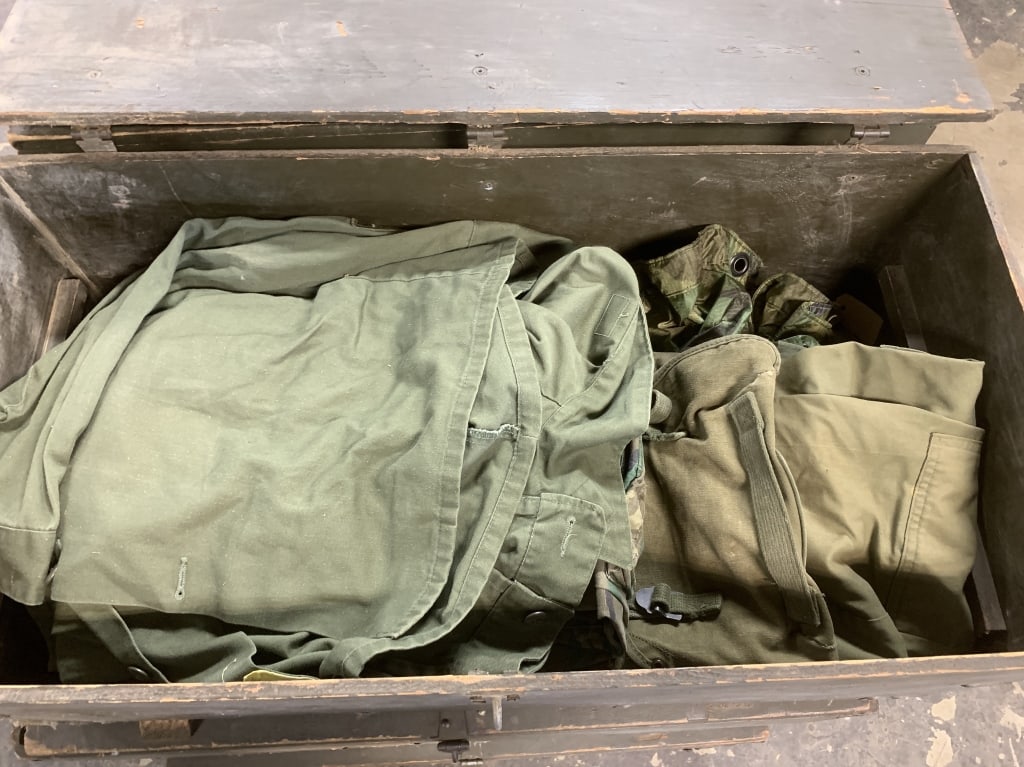 Military Foot Locker w/ Clothing, Canteen, others (1 of 4)
