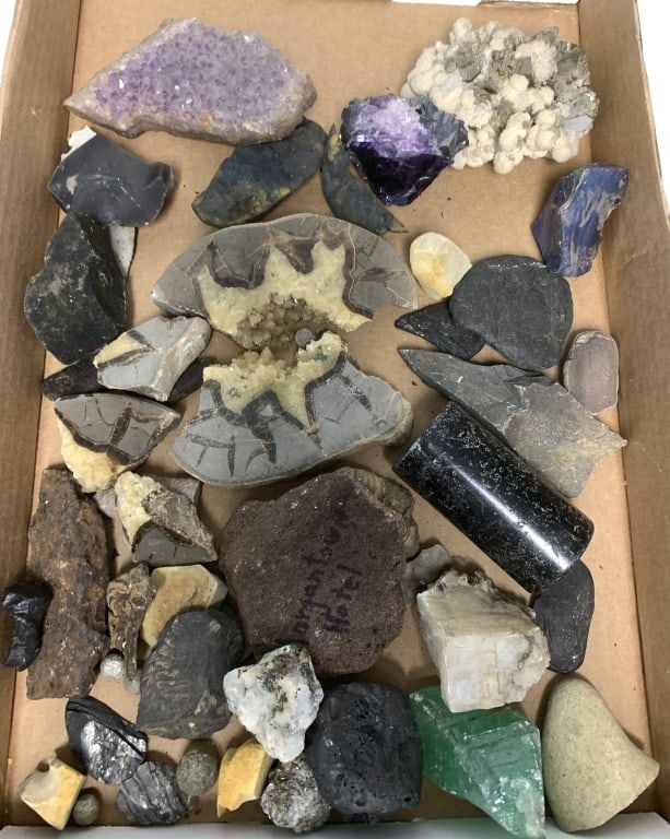 lot of minerals and rocks: see photos for sampling