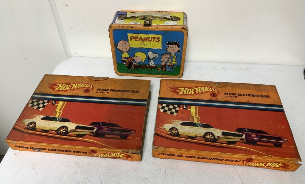Peanuts lunchbox & 2 1967 Hot Wheels cases (1 of 12)