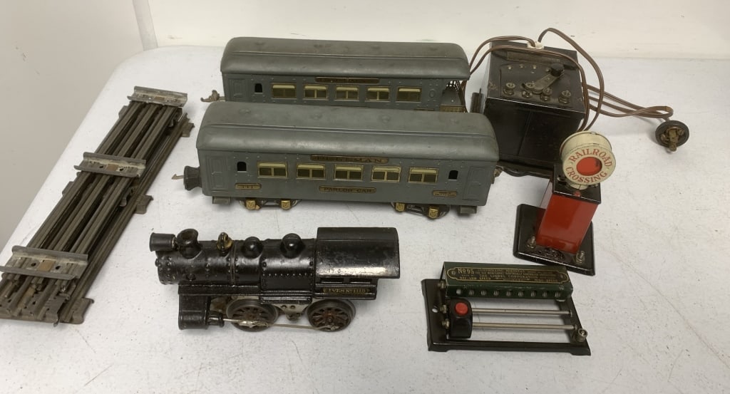 lot of Ives and Lionel train pieces (1 of 10)