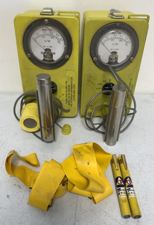 4 pcs- CD Radiation Detectors & Dosimeters: untested, wear and use