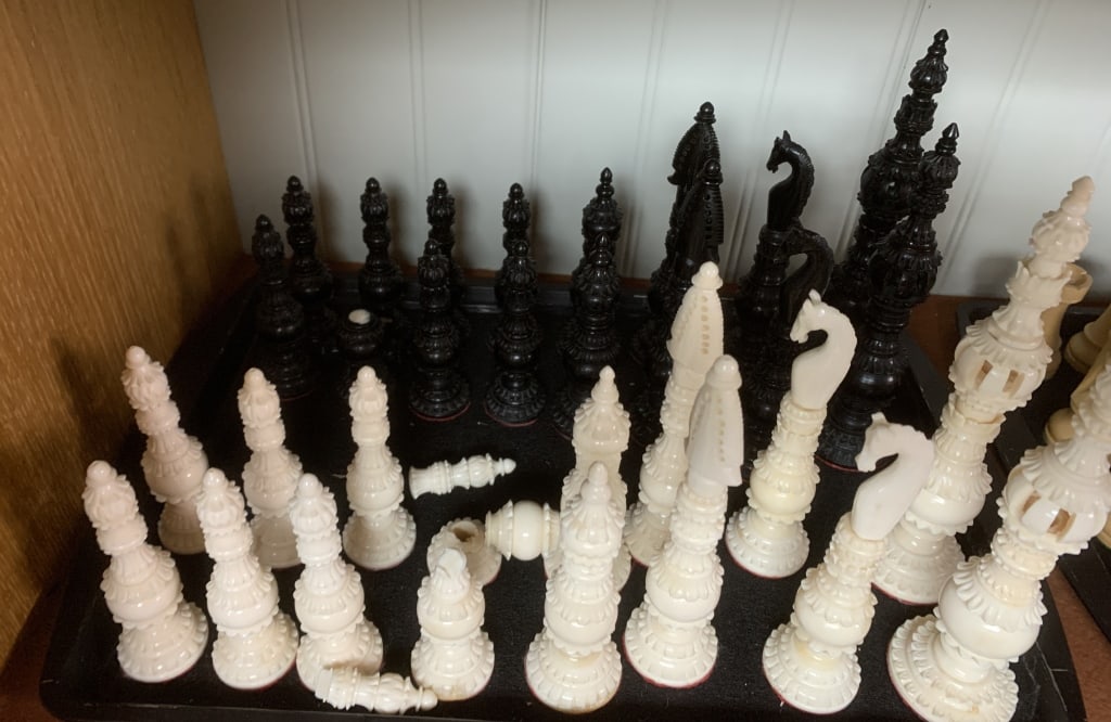 Samuel Pepys-style bone chess set;: bone, some pieces with chips others repaired - India
