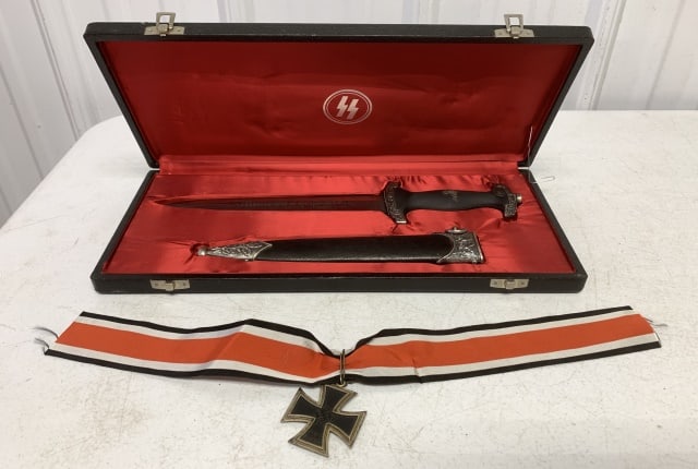 German Knight's Cross and SS dagger in case (1 of 7)