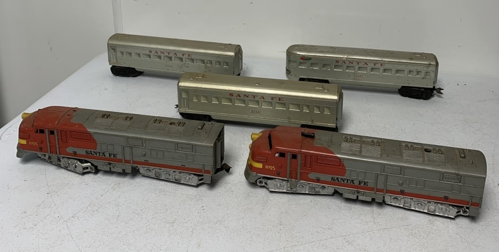 Marx Santa Fe engine,dummy and three cars: untested; show wear with scratches ; soiling and some damage