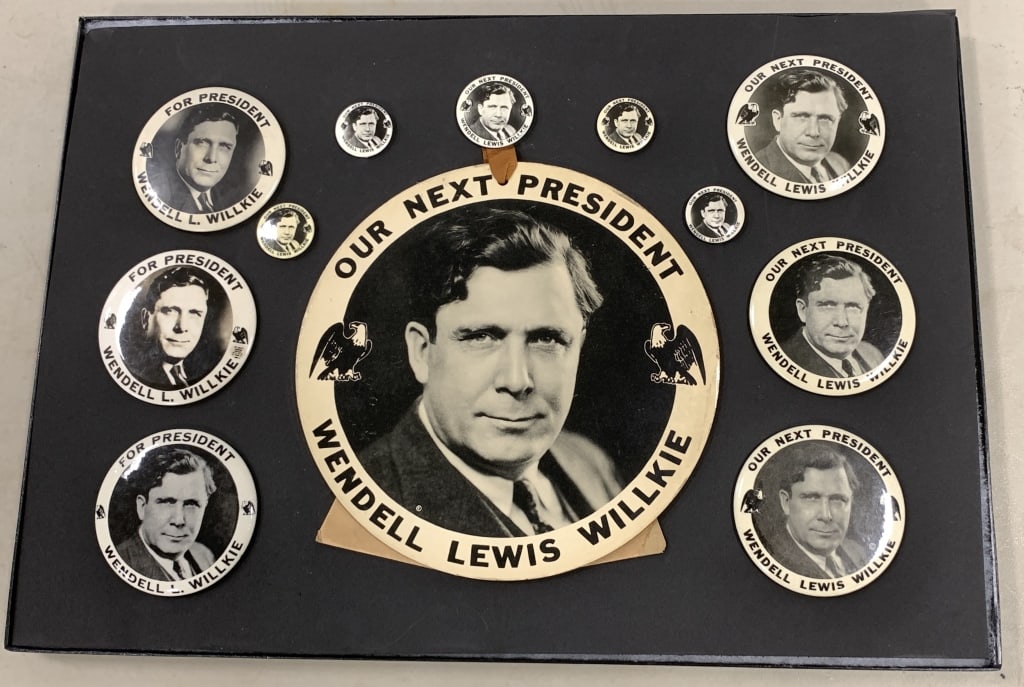 WILLKIE 1940 ELEVEN BUTTONS ONE HOLDING GIANT 9" C (1 of 3)