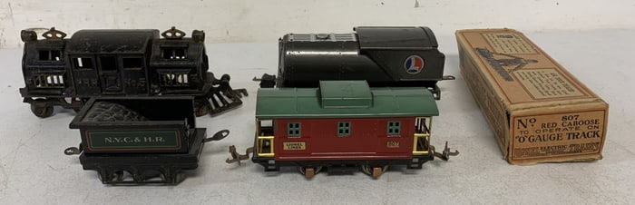 lot of Lionel, cast iron & other train engines/car
