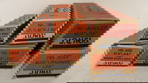 5 Lionel train cars and lamp post